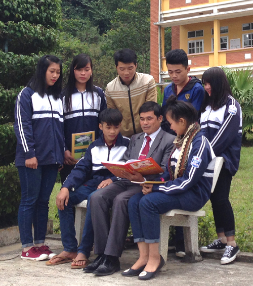 Người đưa hát then, đàn tính đến với các em học sinh