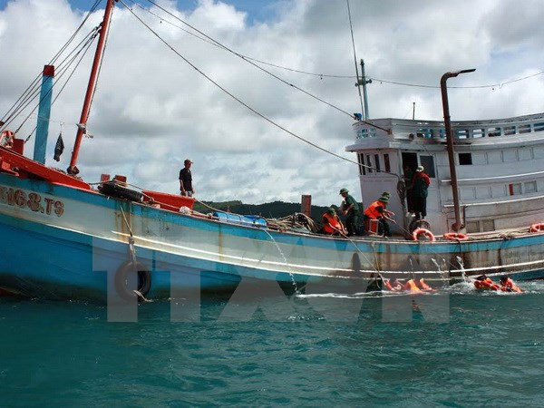 Quảng Ngãi Cứu hộ khẩn cấp 6 ngư dân gặp nạn trên biển