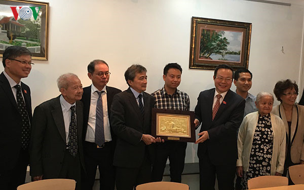 Phó Chủ tịch Quốc hội Phùng Quốc Hiển gặp gỡ kiều bào tại Pháp