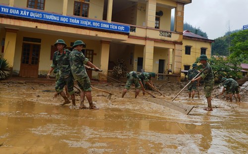 Trắng đêm giúp dân nơi “rốn lũ