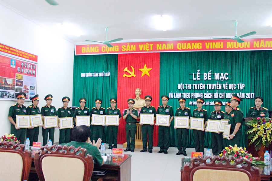 Binh chủng Tăng thiết giáp học tập và làm theo phong cách Bác Hồ
