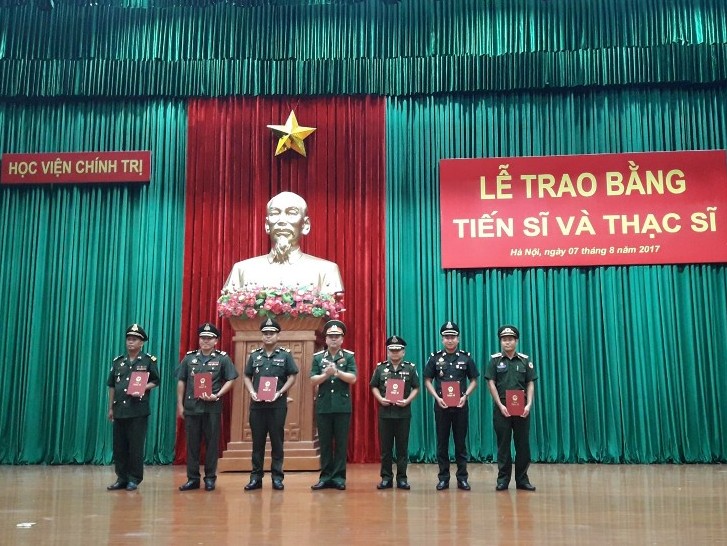 Học viện Chính trị - Bộ Quốc phòng trao bằng tiến sĩ, thạc sĩ cho học viên quốc tế ​