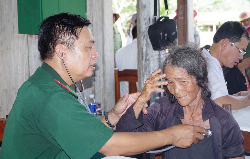Khám bệnh, cấp phát thuốc và Tiếp sức đến trường