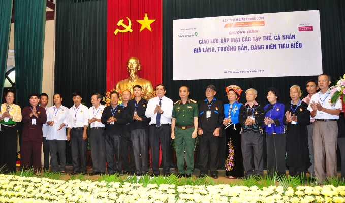Giao lưu, gặp mặt các tập thể, cá nhân già làng, trưởng bản, đảng viên tiêu biểu