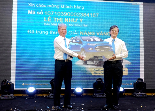Khách hàng đầu tiên trúng thưởng ô tô trong chương trình “Nắng vàng biển xanh cùng Bảo Việt”