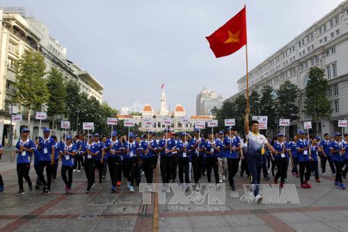 Hơn 5 000 đi bộ đồng hành cổ vũ đoàn thể thao Việt Nam