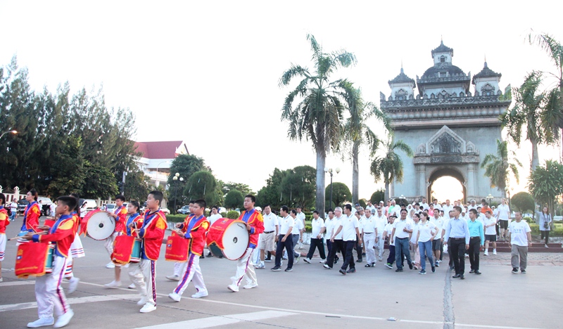 Đi bộ vì sức khỏe Kỷ niệm 50 năm thành lập ASEAN tại Lào