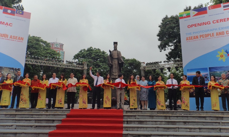 Khai mạc triển lãm ảnh “Đất nước, con người ASEAN”