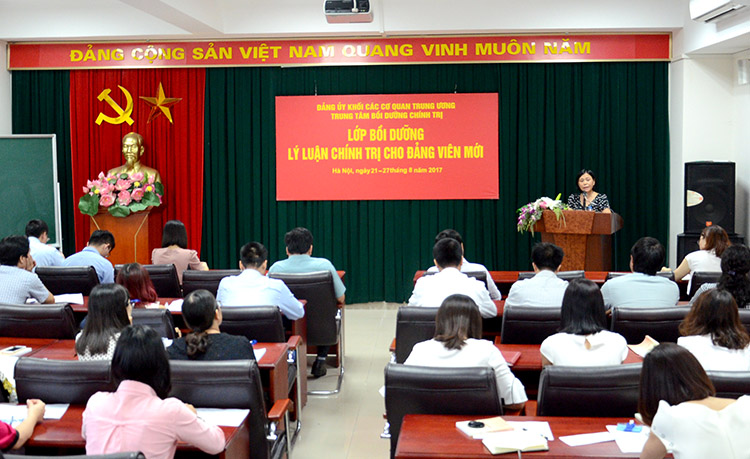 Bồi dưỡng lý luận chính trị cho đảng viên mới các cơ quan Trung ương