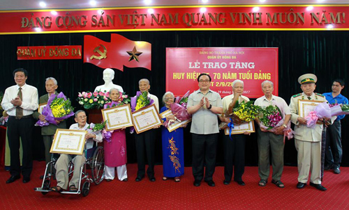 Bí thư Thành ủy Hà Nội trao Huy hiệu Đảng cho các đảng viên lão thành