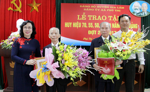 Hà Nội trao Huy hiệu Đảng đợt 2 9 cho các đảng viên lão thành
