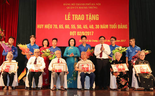 Lãnh đạo Thành phố Hà Nội trao Huy hiệu Đảng cho đảng viên