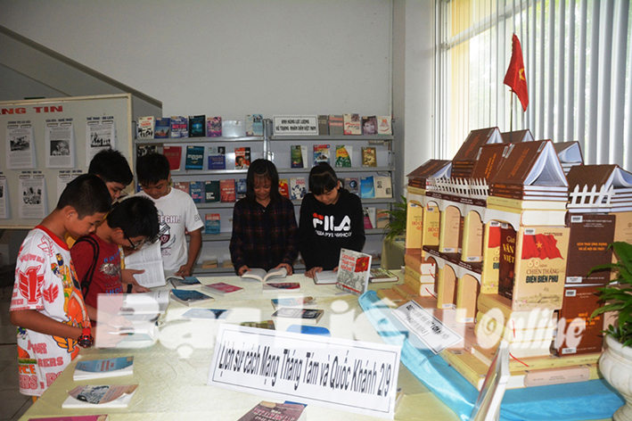 Trưng bày sách, tư liệu, hình ảnh chào mừng Quốc khánh 2 9