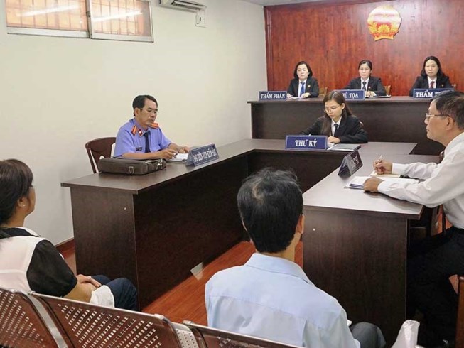Luật sư chính thức ngồi ngang bằng với kiểm sát viên