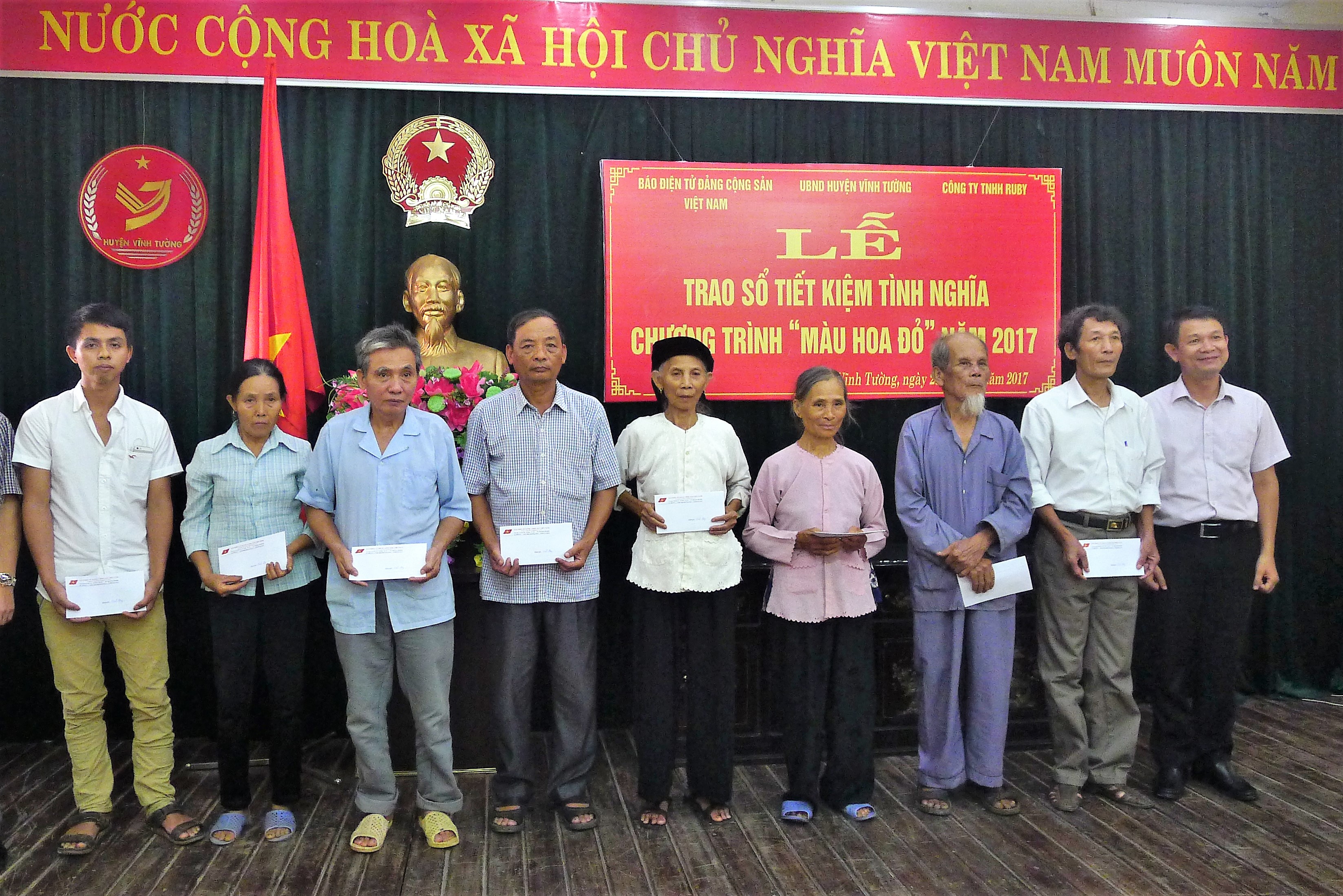 Trao sổ tiết kiệm tình nghĩa “Màu hoa đỏ” tại Vĩnh Phúc