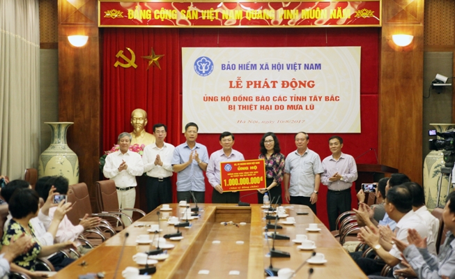 Bảo hiểm xã hội Việt Nam ủng hộ đồng bào các tỉnh Tây Bắc 1 tỷ đồng