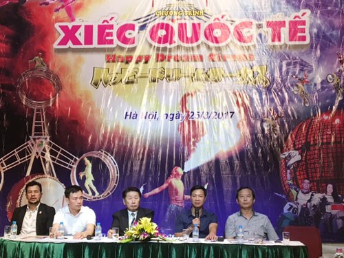 Các nghệ sĩ Công ty xiếc Nhật Bản Happy Dream Circus biểu diễn tại Việt Nam