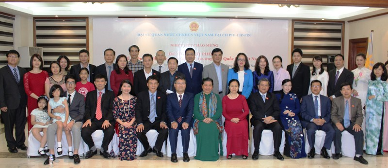 Phó Chủ tịch Quốc hội Tòng Thị Phóng thăm Đại sứ quán và cộng đồng người Việt Nam tại Philippines