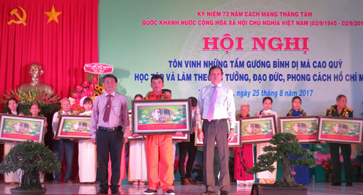 Lan tỏa các mô hình học và làm theo gương Bác