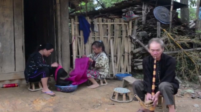 Nghệ nhân vùng cao nặng lòng với cây khèn Mông