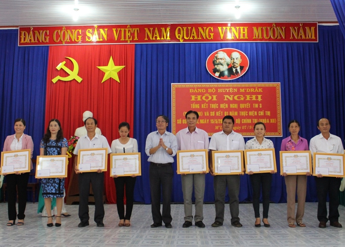 Huyện ủy M’Đrắk Đắk Lắk  Sơ kết 1 năm thực hiện Chỉ thị 05 của Bộ Chính trị