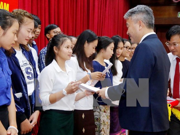 Trao học bổng Chính phủ Việt Nam cho con em Việt kiều tại Lào năm 2017