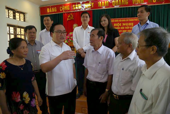 Cử tri kiến nghị nhiều vấn đề nóng với Bí thư Thành ủy Hà Nội