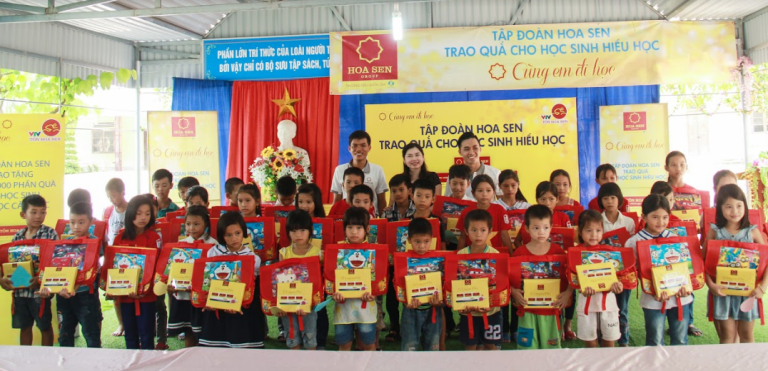 Tập đoàn Hoa Sen trao quà cho học sinh hiếu học chương trình Cùng em đi học 2017
