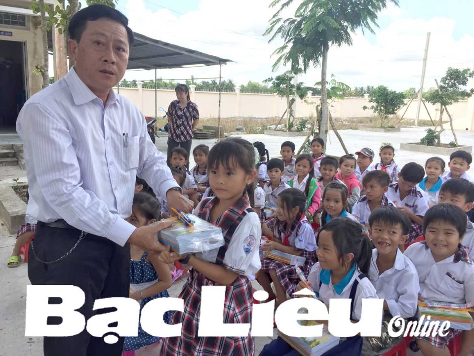 Nhiều cơ quan, đơn vị tặng quà cho học sinh nghèo