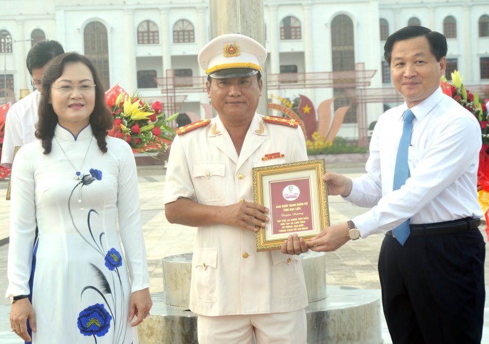 Tuyên dương các tổ chức có thành tích xuất sắc trong học tập và làm theo Bác