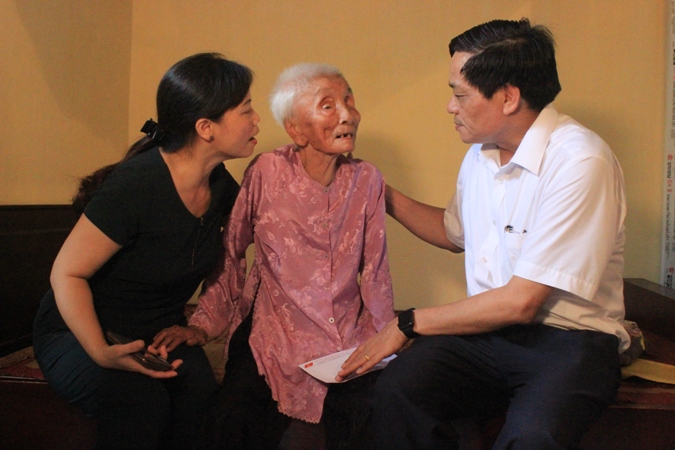 Chương trình “Màu hoa đỏ” trao 50 sổ tiết kiệm tại huyện Lý Nhân, Hà Nam