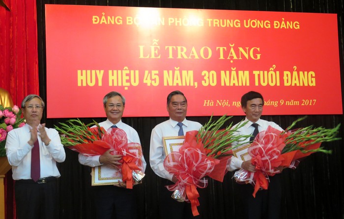 Trao Huy hiệu Đảng cho đồng chí Lê Hồng Anh và các đảng viên Đảng bộ Văn phòng Trung ương Đảng