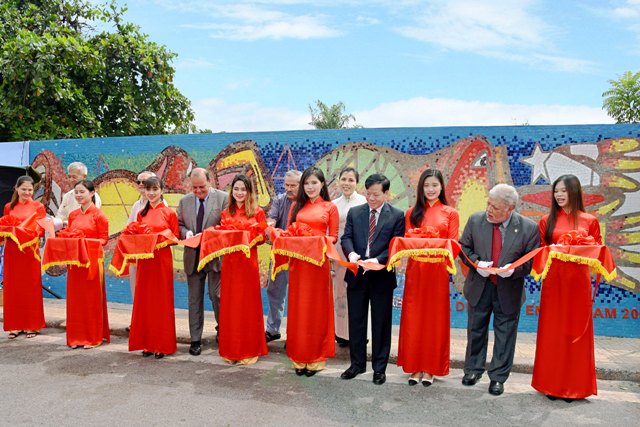 Khánh thành đoạn tranh Chile trên Con đường gốm sứ