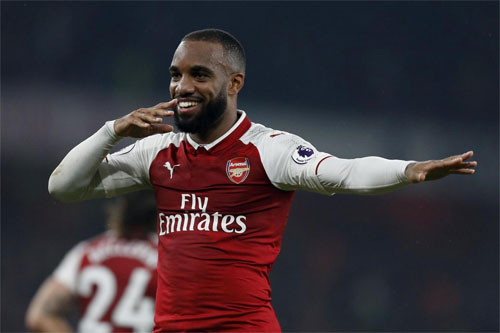 Lacazette tỏa sáng, Arsenal trở lại đường đua