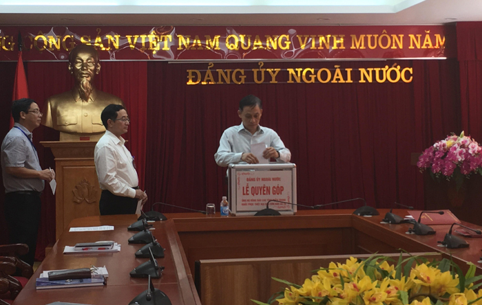 Đảng ủy Ngoài nước quyên góp ủng hộ đồng bào các tỉnh miền Trung