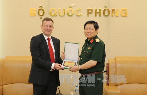 Đại tướng Ngô Xuân Lịch tiếp Đại sứ Pháp