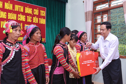 Chủ tịch Ủy ban Trung ương MTTQ Việt Nam thăm, tặng quà bà con vùng lũ Lai Châu