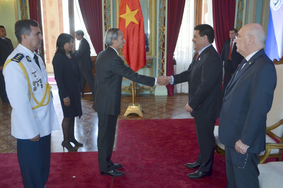 Đại sứ Việt Nam thăm và trình Thư ủy nhiệm của Chủ tịch nước lên Tổng thống Paraguay