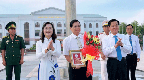 Tuyên dương điển hình học tập và làm theo tư tưởng, đạo đức, phong cách Hồ Chí Minh