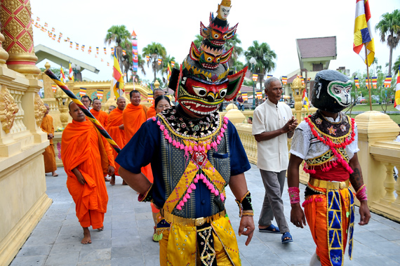 Lễ dâng y Kathina tại chùa Khmer