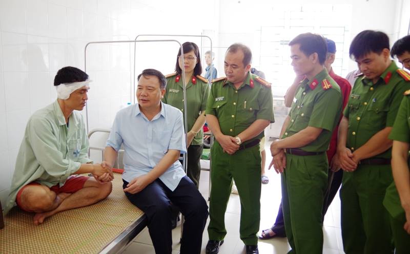 Hà Nam Điều tra làm rõ vụ côn đồ dọa chém dân, tấn công Cảnh sát 113