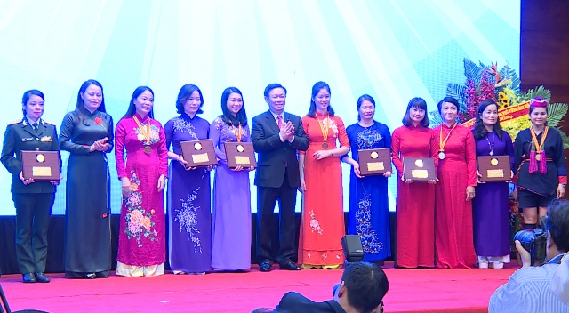 Trao giải thưởng Phụ nữ Việt Nam năm 2017 cho 8 tập thể và 10 cá nhân