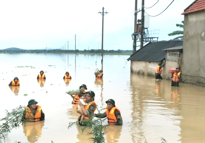 Xông pha giúp dân trong lũ dữ