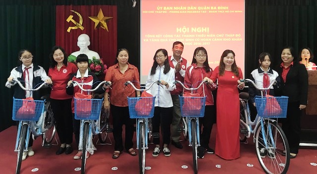 Trao học bổng cho các học sinh nghèo vượt khó quận Ba Đình, Hà Nội