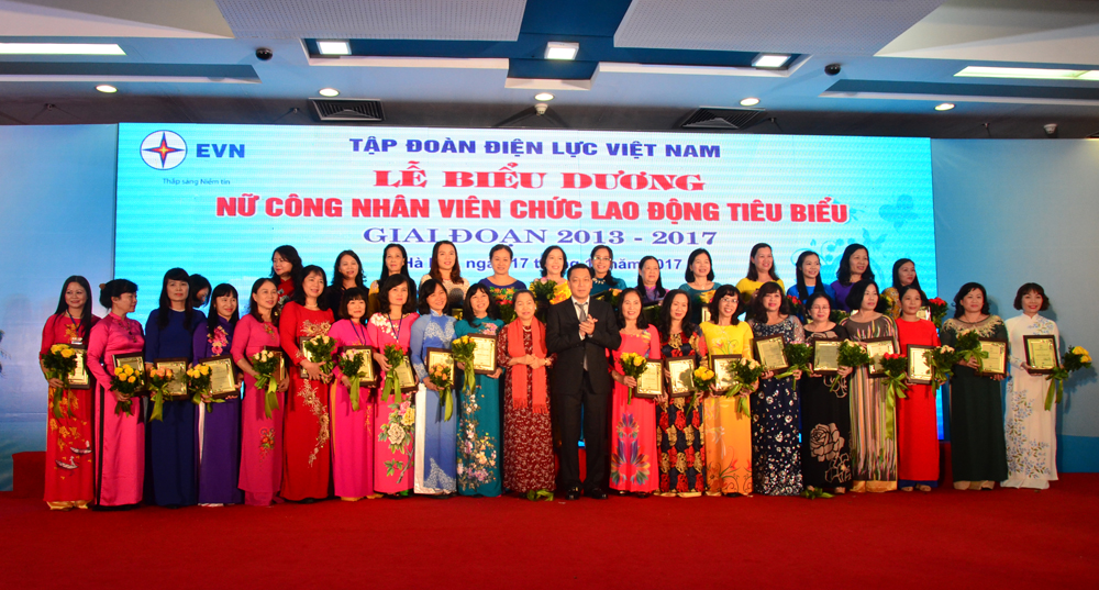 Lễ biểu dương 103 nữ CNVCLĐ tiêu biểu