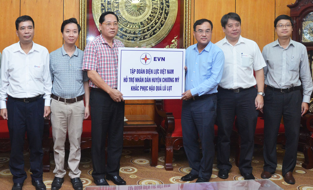 EVN hỗ trợ người dân huyện Chương Mỹ Hà Nội khắc phục hậu quả lũ lụt
