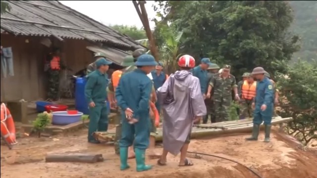 Sát cánh với người dân nơi lũ dữ