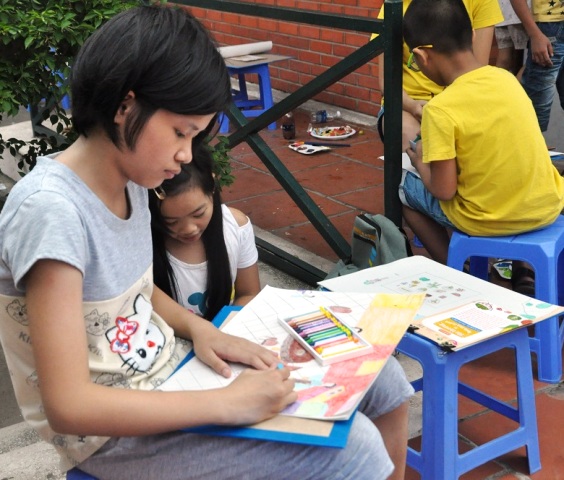 Những bức tranh sắc màu Lời thủ thỉ về quyền dinh dưỡng của con