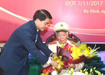 Trao tặng Huy hiệu 70 năm tuổi Đảng cho Thiếu tướng, Anh hùng Nguyễn Trọng Tháp