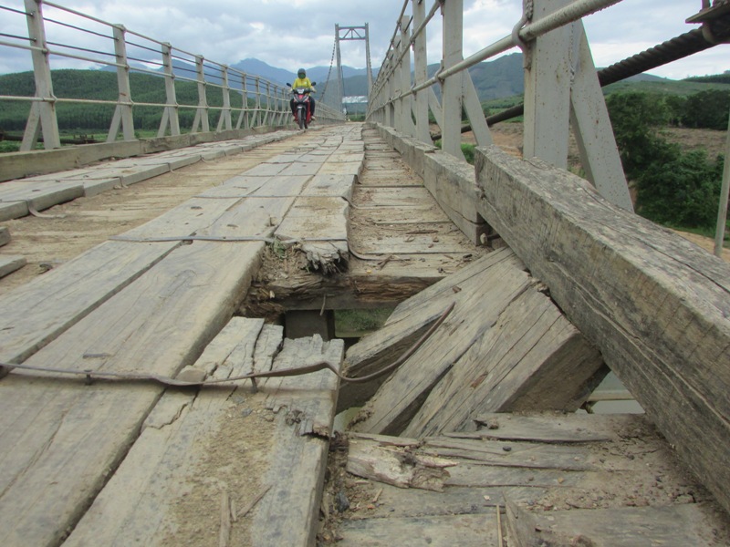 Đắk Lắk Cầu treo tiền tỷ vừa bàn giao đã xuống cấp